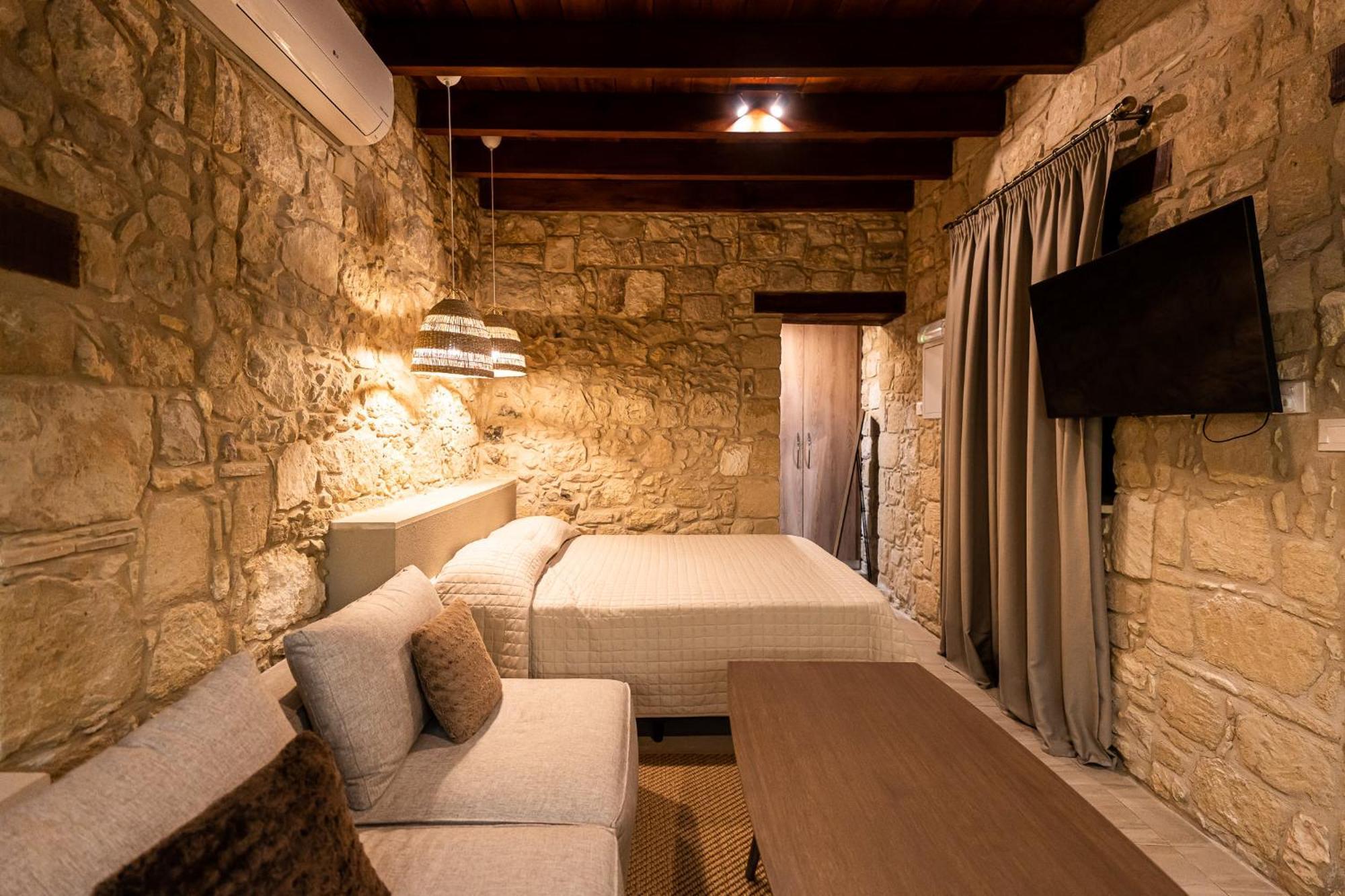 Harma Traditional Boutique Suites Paphos Szoba fotó