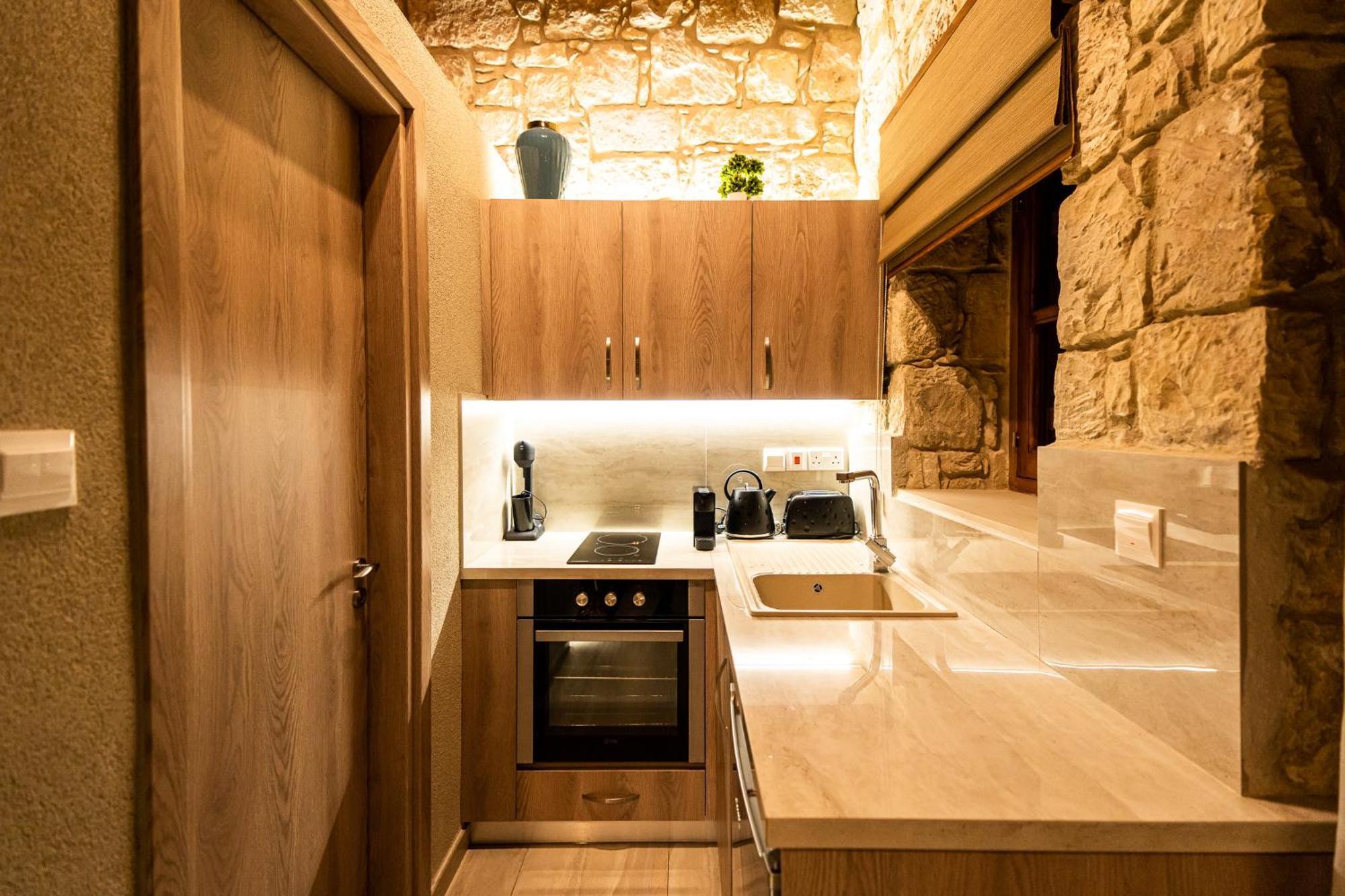 Harma Traditional Boutique Suites Paphos Szoba fotó